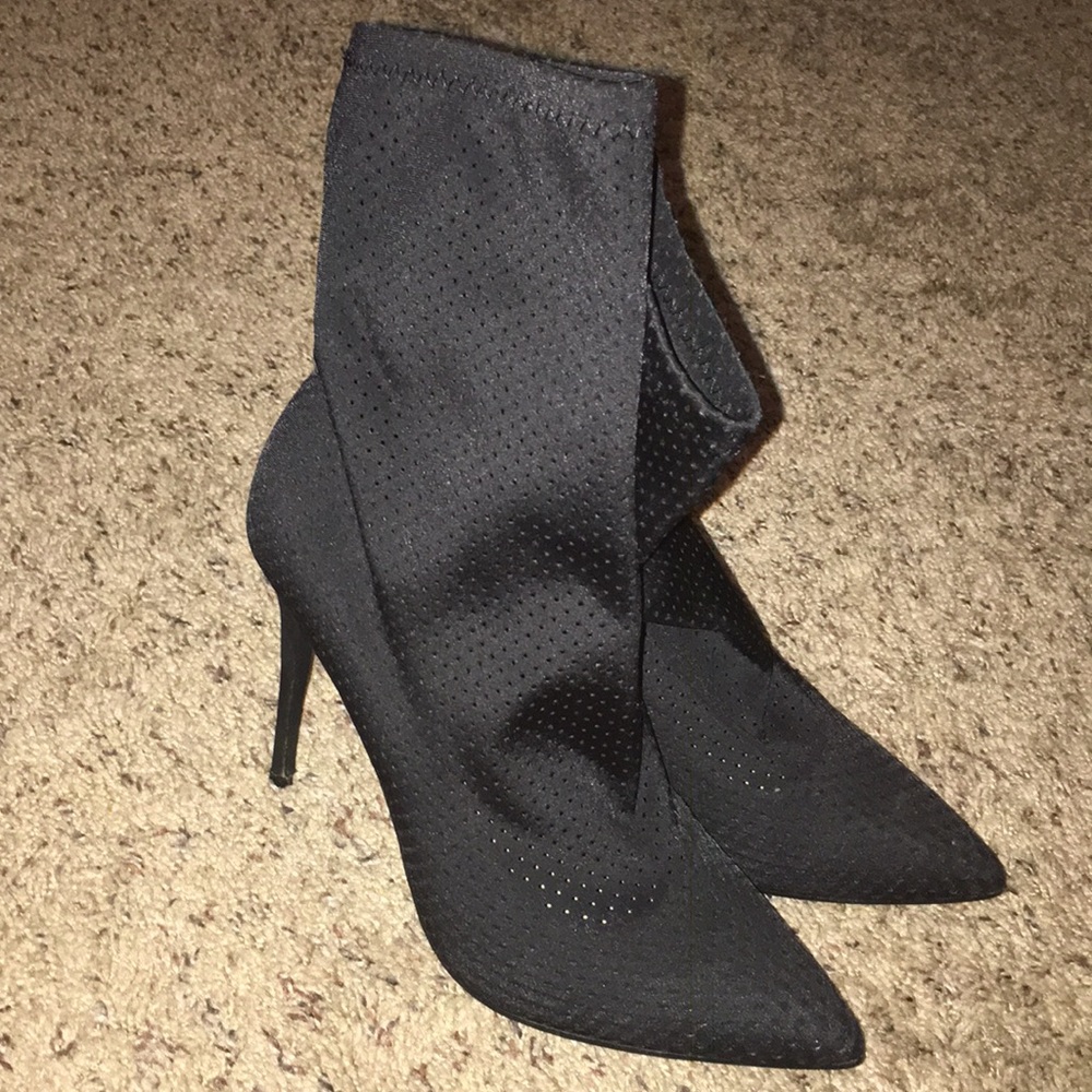 BRAND NEW size 6 Shoedazzle heeled boots